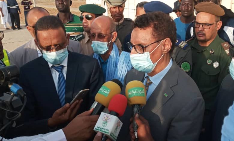 وزير البترول صحبة المدير العام لصوملك خلال حفل التدشين.