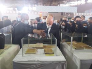 الرئيس التونسي خلال تفقده للمخطوطات الموريتانية بالمعرض التونسي للكتاب