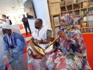 فنانة موريتانية تقدم عرضا موسيقيا في الجناح الموريتاني بالمعرض التونسبةي للكتاب