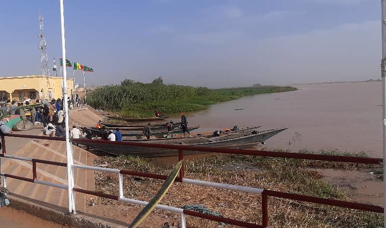 بدأت القوارب نقل المسافرين بين ضفتي السنغال (إحاطة)
